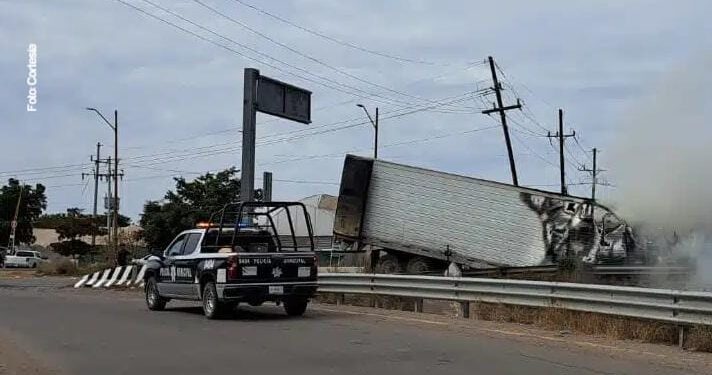 Se incendia tráiler sobre la carretera a Costa Rica-Eldorado, Culiacán