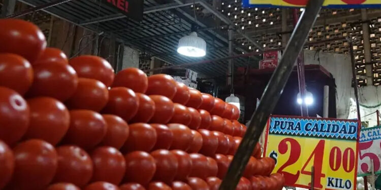Inflación ejerce mayor presión a los hogares; jitomate y cebolla, por las nubes