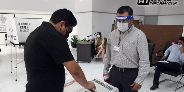 Proponen prohibir uso del celular en las urnas para evitar venta de votos en elecciones 2024