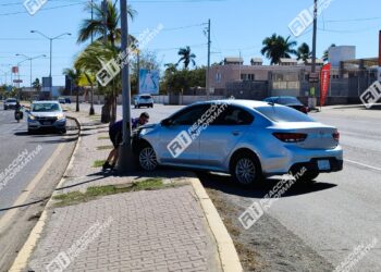 Mujer da “volantazo” y choca automóvil contra luminaria en el Venadillo
