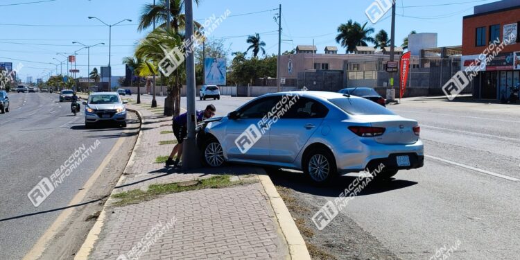 Mujer da “volantazo” y choca automóvil contra luminaria en el Venadillo