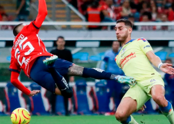 Felipe Ramos Rizo señala que sí hubo penal de Cáceres sobre Alvarado en el Clásico Nacional