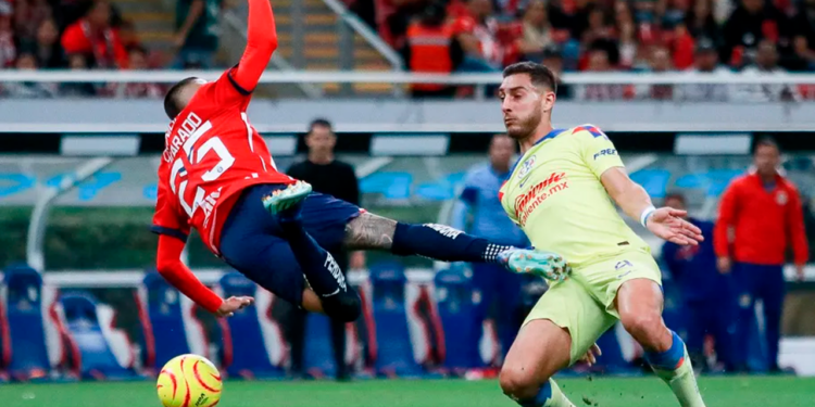 Felipe Ramos Rizo señala que sí hubo penal de Cáceres sobre Alvarado en el Clásico Nacional