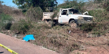 Hombre muere al volcar camioneta y salir expulsado por el parabrisas cerca de Higueras de El Conchi