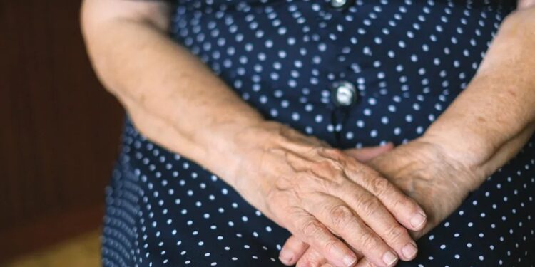 Asesinó a su madre a tiros; la confundió con un ladrón