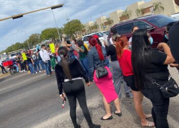 Padres de familia bloquean la Carretera Internacional; protestan por falta de intendente en Kinder