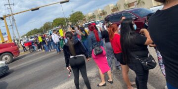 Padres de familia bloquean la Carretera Internacional; protestan por falta de intendente en Kinder