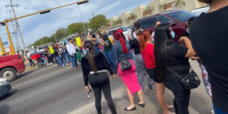 Padres de familia bloquean la Carretera Internacional; protestan por falta de intendente en Kinder