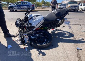 Fuerte choque entre auto y moto dejan un joven lesionado y miles de pesos en daños materiales