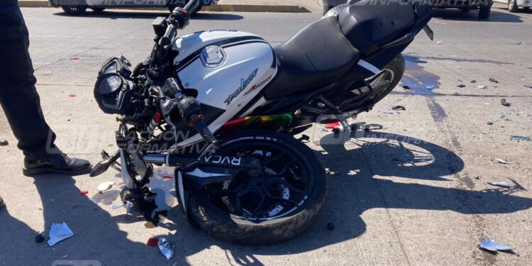 Fuerte choque entre auto y moto dejan un joven lesionado y miles de pesos en daños materiales