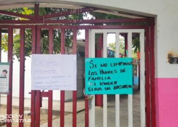 Se manifiestan padres de familia contra la SEPyC en la Casa Redonda