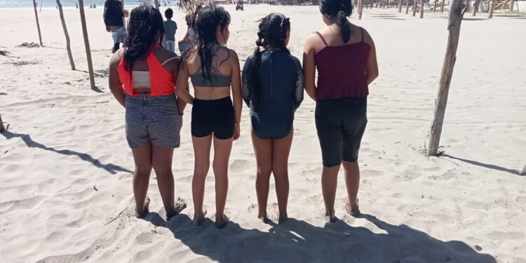 Elementos de la Policía Acuática pone a salvo a 13 personas en tres intervenciones