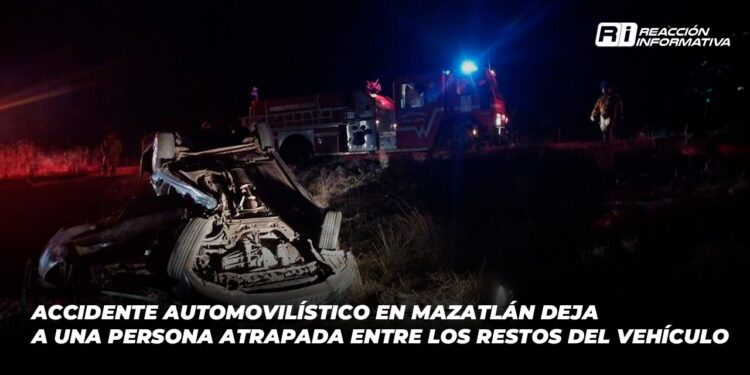 Accidente automovilístico en Mazatlán deja a una persona atrapada entre los restos del vehículo