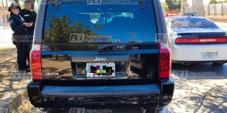 Mujer motociclista resulta lesionada tras ser embestida por camioneta Jeep en Mazatlán