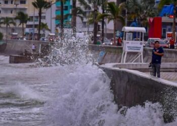 Policía Acuática de Mazatlán alerta a bañista por incremento en el oleaje derivado de situaciones climáticas