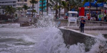 Policía Acuática de Mazatlán alerta a bañista por incremento en el oleaje derivado de situaciones climáticas