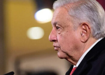 AMLO rechaza acusación de Ricardo Salinas Pliego sobre presunto robo de 400 mmdp a Pensión para el Bienestar