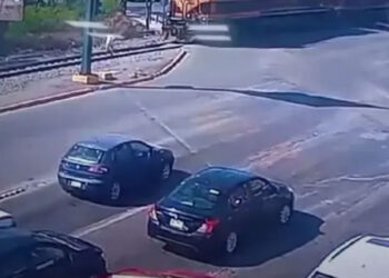 VIDEO: Así fue el accidente en que una mujer murió arrollada por el tren en Escobedo, NL; traía audífonos