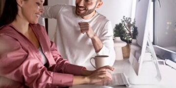 ¿Se puede tener pareja en el ‘jale’? Esto dice la Ley Federal del Trabajo