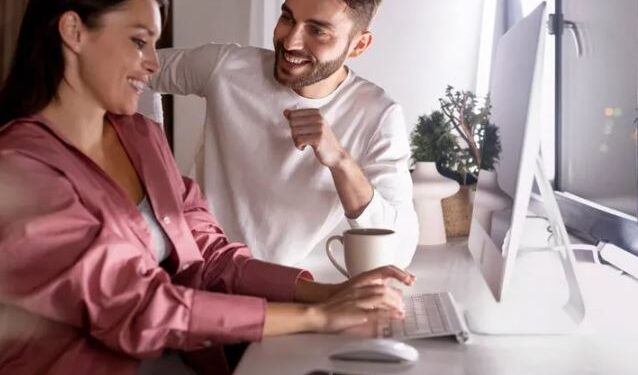 ¿Se puede tener pareja en el ‘jale’? Esto dice la Ley Federal del Trabajo