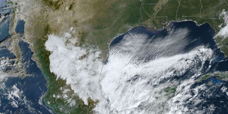 Prevén torbellinos y tornados para este sábado en estados del norte