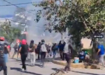 Normalistas de Ayotzinapa vandalizan fiscalía de Guerrero tras fuga de policía ligado a asesinato de estudiante