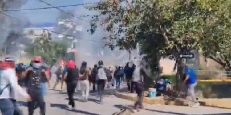 Normalistas de Ayotzinapa vandalizan fiscalía de Guerrero tras fuga de policía ligado a asesinato de estudiante