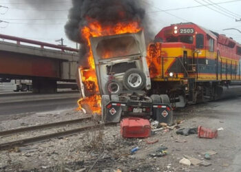 Conductor de tráiler sobrevive tras ser embestido por un tren al que intentó ganarle el paso