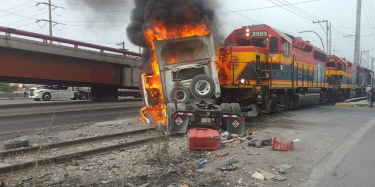 Conductor de tráiler sobrevive tras ser embestido por un tren al que intentó ganarle el paso