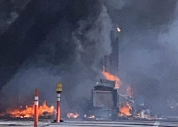 Pipa con combustible se incendia tras chocar contra varios vehículos en la autopista Siglo XXI