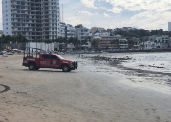 Policía Acuática pone a salvo a dos personas que eran jaladas por el mar