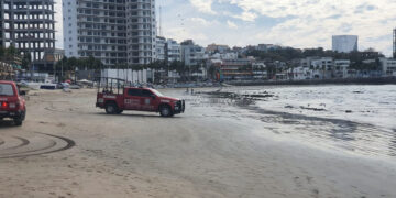 Policía Acuática pone a salvo a dos personas que eran jaladas por el mar