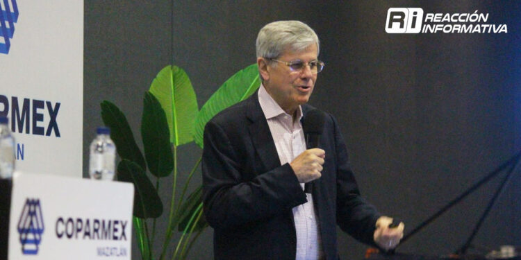 Se realiza desayuno empresarial con Fernando González, Director General de CEMEX