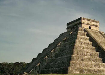 El fenómeno de la serpiente lunar ilumina la zona arqueológica de Chichén Itzá