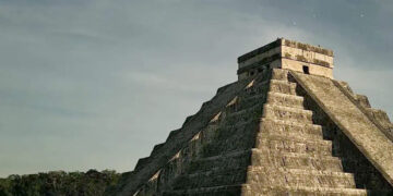 El fenómeno de la serpiente lunar ilumina la zona arqueológica de Chichén Itzá