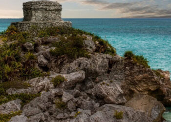 Arqueólogos indagan el misterio de una cueva en la ciudad prehispánica de Tulum