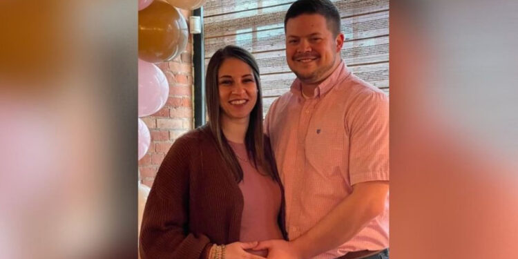 Muere maestra de 29 años en pleno salón de clases, estaba a un mes de dar a luz