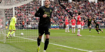 Santiago Giménez rompe mala racha y se reencuentra con gol