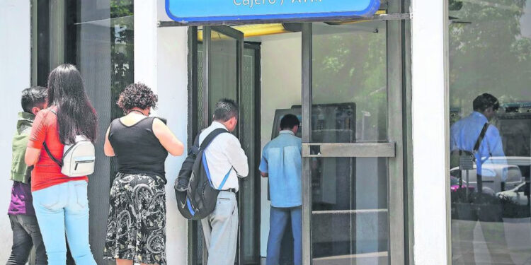 ¿Abrirán los bancos el lunes 18 de marzo? Aquí te contamos