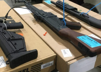 Detienen en Texas a cinco hombres acusados de comprar más de cien armas para un cártel de Tamaulipas