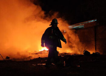 Incendio consume bodega de plásticos en Culiacán