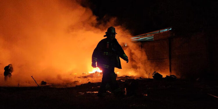 Incendio consume bodega de plásticos en Culiacán