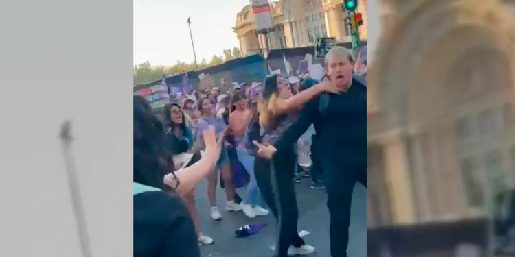 Liberan a hombre que atacó a mujeres en marcha del 8M