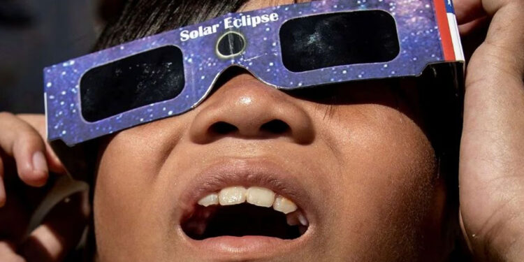 Cuáles son los cinco mejores lentes para ver el eclipse solar del 8 de abril de 2024