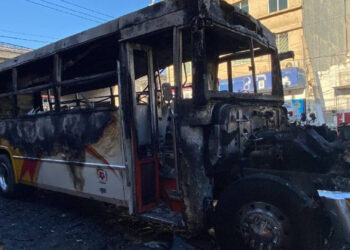 Terror en Acapulco: hombres armados incendian camión urbano
