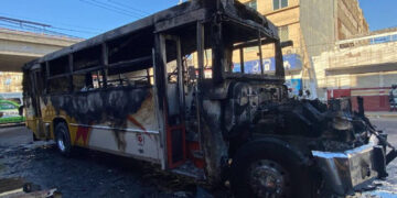 Terror en Acapulco: hombres armados incendian camión urbano