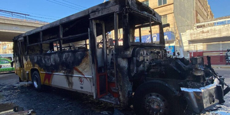 Terror en Acapulco: hombres armados incendian camión urbano