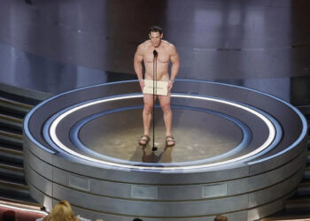 John Cena presenta desnudo el Óscar al mejor vestuario