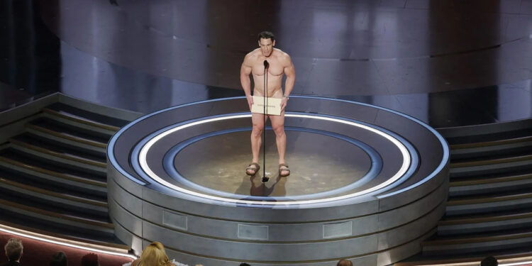 John Cena presenta desnudo el Óscar al mejor vestuario