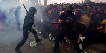 Aficionados del Barcelona y PSG se lanzaron bengalas previo a duelo de Champions League